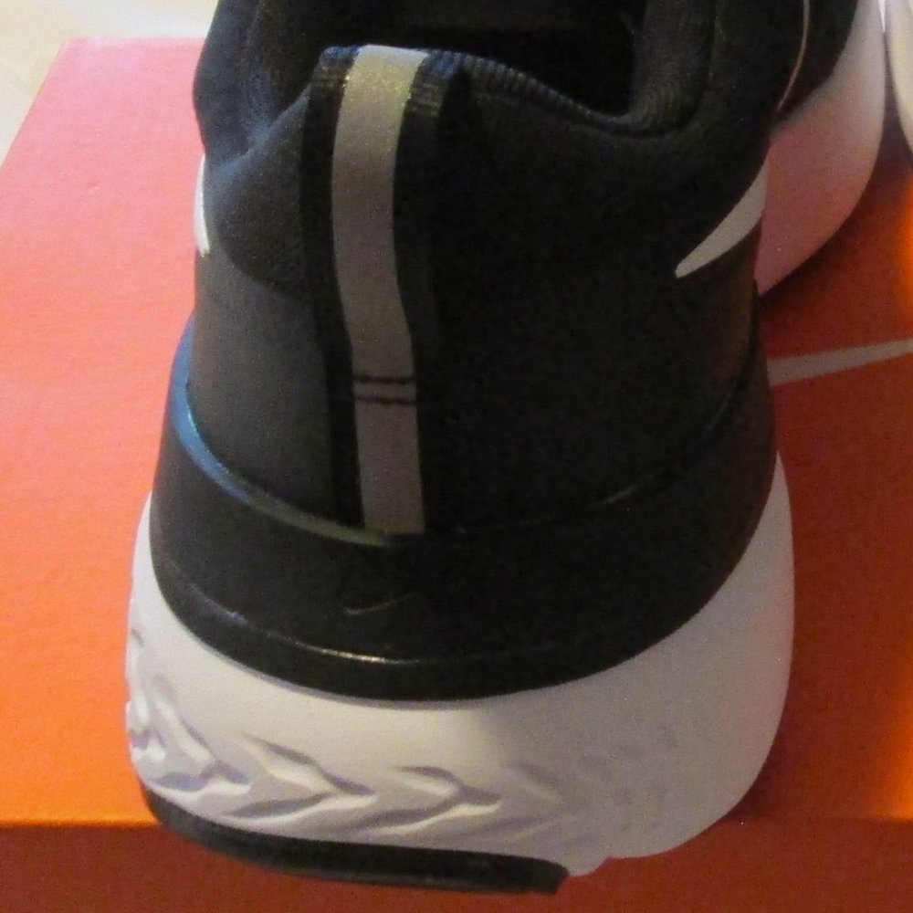 #SOLD# NIKE MEN’S REACT MILER – NWT 9 - Picture 11 of 12